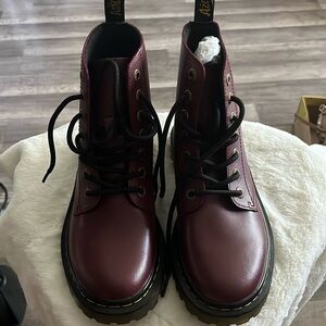 1460 SMOOTH LEATHER LACE UP BOOTS BY DOC MARTEN. Size 6 with box. Never worn.
